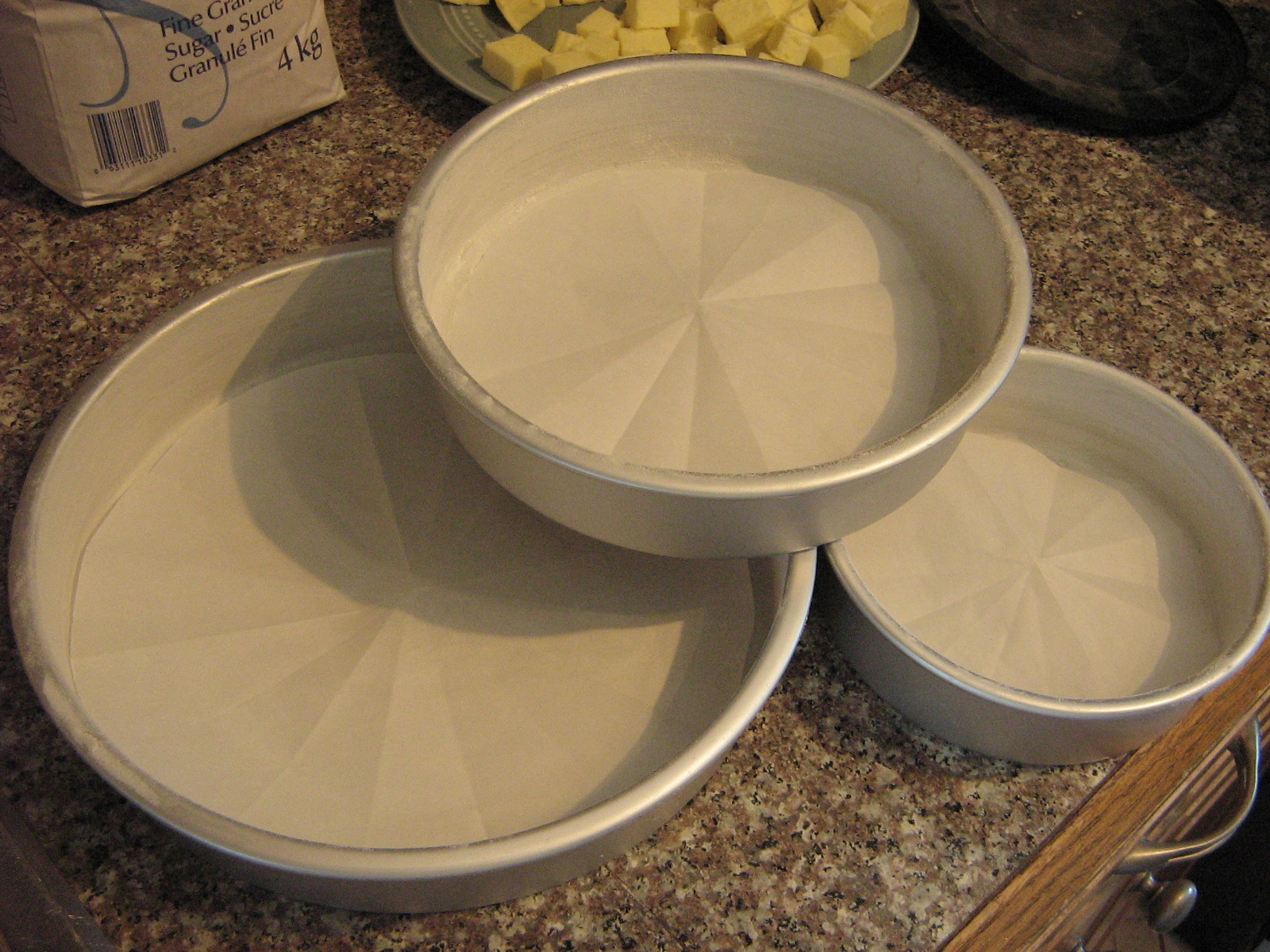 How to create a perfect circle pan liner with parchment paper - Baking  Project 101 
