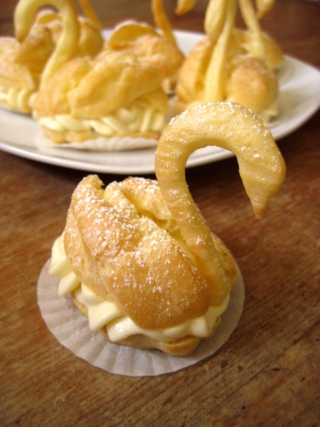 Daring Bakers: Cream Puff&nbsp;Swans!