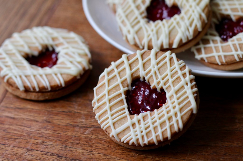 Raspberry Almond Shortbread Sandwich&nbsp;Cookies